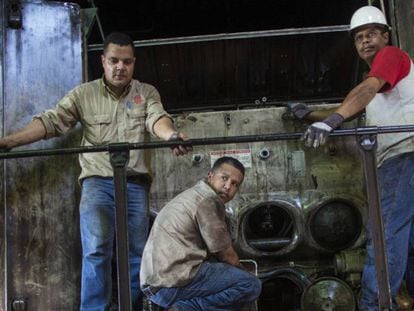 Trabalhadores consertam uma locomotiva em Cidade Guayana, em 1 de novembro.