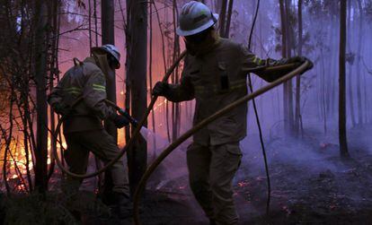 Os bombeiros trabalham na extinção do fogo perto de Avelar.