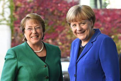 Angela Merkel (à direita), recebe a presidenta chilena.