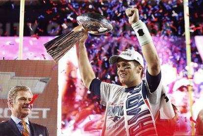 Brady, quarterback dos Patriots, ergue o troféu Vince Lombardi.