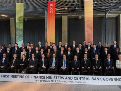 Participantes da cúpula de ministros de Finanças e presidentes de bancos centrais do G-20 posam na ‘foto de família’ em Buenos Aires.