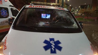 Uma ambulância que foi atacada durante os protestos, no sul de Bogotá.