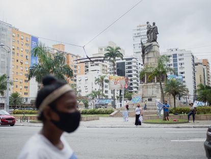 Bandeiras são agitadas em praça de Santos para fazer propaganda dos candidatos das eleições municipais. No pleito local não há nenhuma candidata à prefeitura, mas onze mulheres disputam o cargo de vice da chapa.