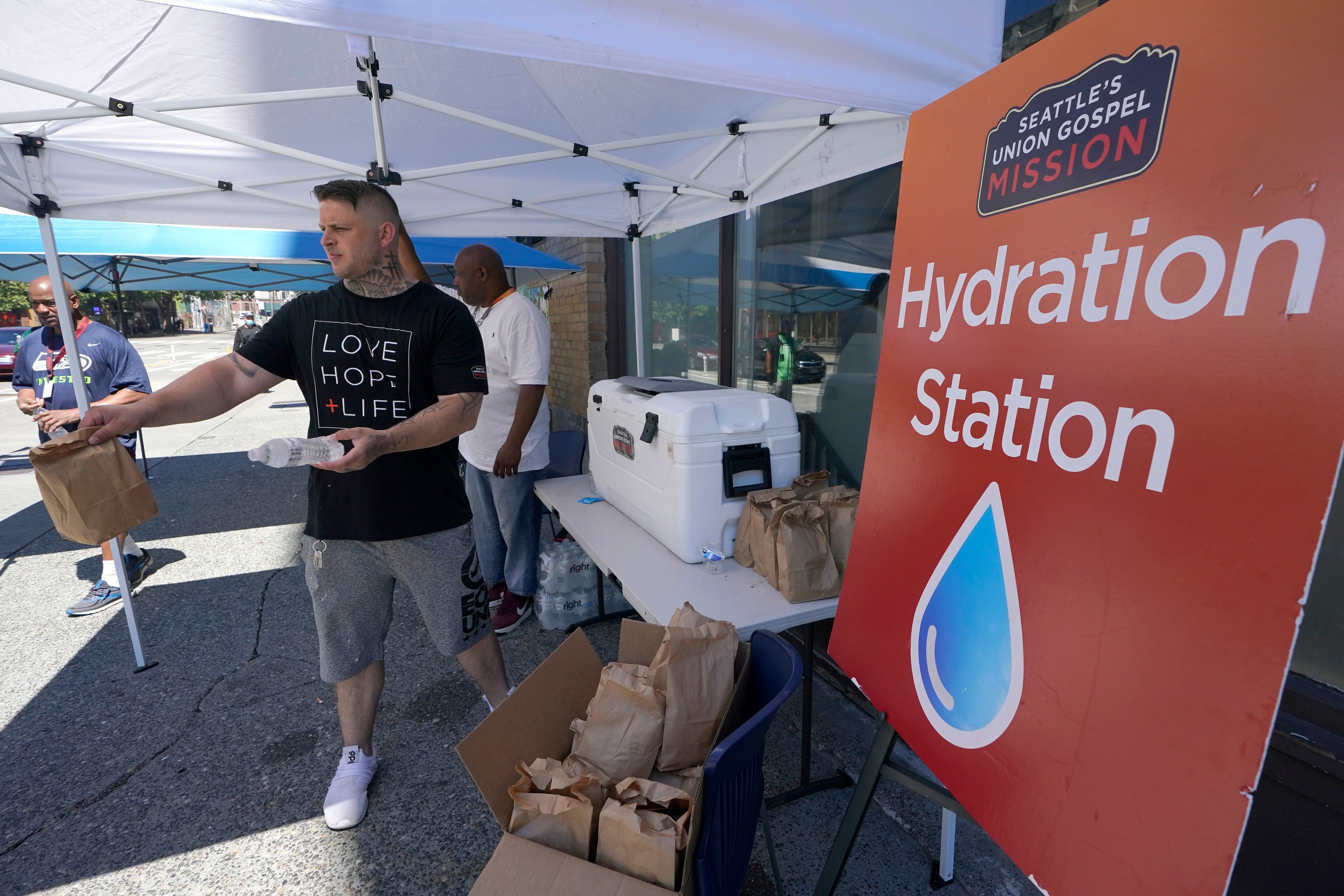 Distribuição de água e comida em um centro de hidratação na cidade norte-americana de Seattle.