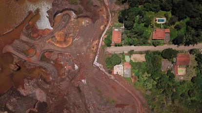 O rastro deixado pelo tsunami de lama em Brumadinho, um ano depois do desastre.