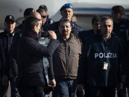 O ex-terrorista de extrema esquerda, Cesare Battisti, ao chegar na segunda-feira ao aeroporto de Ciampino em Roma.