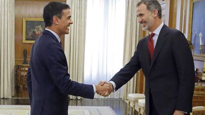 O Rei saúda a Pedro Sánchez na ronda de consultas o passado 6 de junho.
