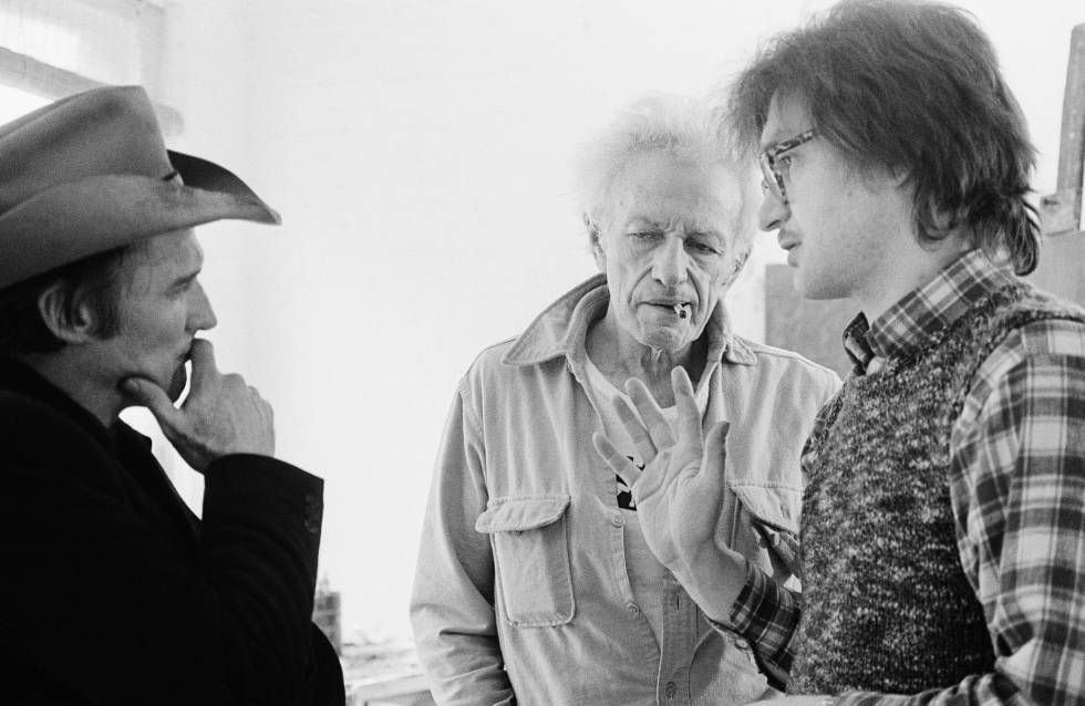 O diretor (direita) com Dennis Hopper (esquerda) e Nicholas Ray, na filmagem de 'O amigo americano'