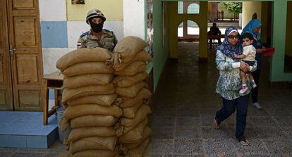 Uma mulher caminha depois de votar em al-Manial, um subúrbio do Cairo.