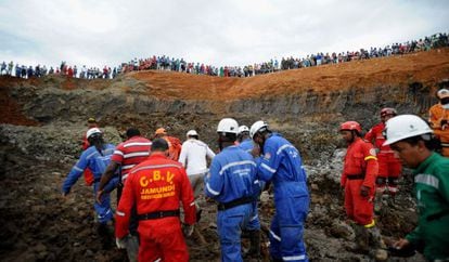 Equipes de resgate na mina de Santander de Quilichao na quinta-feira.