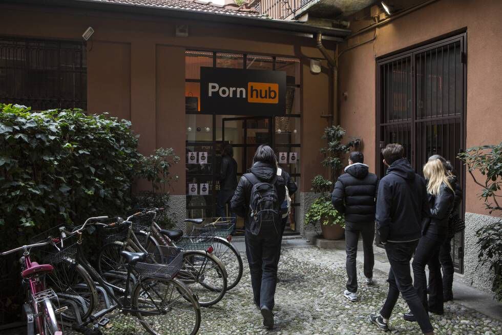 No Natal de 2017, o Pornhub abriu uma ‘pop up store’ (loja temporária) num elegante bairro de Milão onde vendiam-se roupas e brinquedos eróticos.
