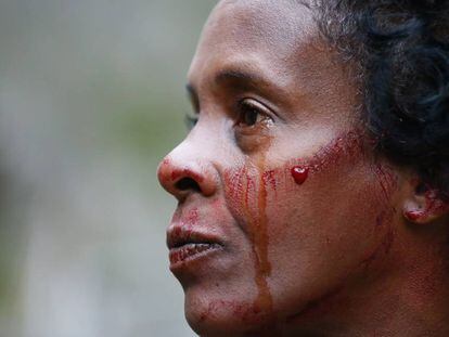 Sheila Cristina Nogueira da Silva chora a morte do filho Carlos Eduardo, 20 anos, com seu sangue no rosto, no dia 10 de junho, no Rio de Janeiro.