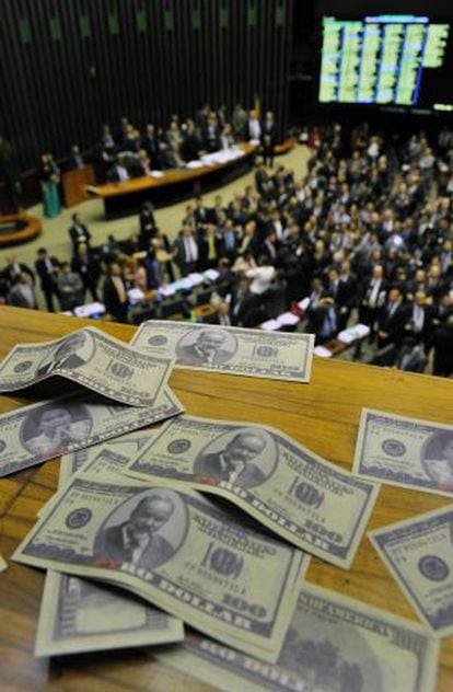 Notas falsas de dólares com imagens de Lula, Vaccari e Rousseff.
