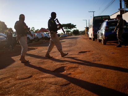 Policiais durante as ações de busca por Lázaro Barbosa de Sousa em Cocalzinho, Goiás, no dia 22 de junho.