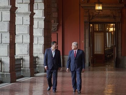 O presidente do México, Andrés Manuel López Obrador, à direita, recebe seu homólogo boliviano, Luis Arce, nesta quarta-feira na Cidade do México.