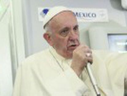 O pontífice condena o aborto, mas fala da contracepção como “um mal menor” e pede esforços por uma vacina contra o vírus. No avião para o Vaticano, disse que Donald Trump  não é um cristão 