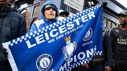 Um torcedor do Leicester comemora uma vitória do seu time.