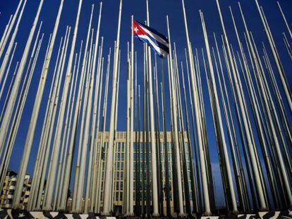 Uma bandeira cubana entre vários mastros vazios ao lado da Seção de Interesses dos EUA em Havana.