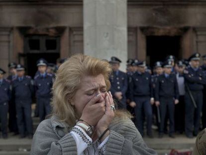 Uma mulher chora em frente ao edifício em Odessa onde morreram os ativistas.