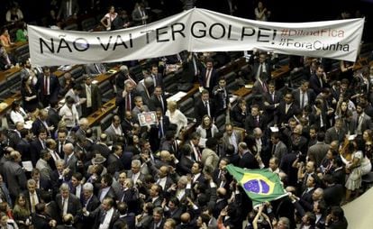 Parlamentares pró e contra o impeachment de Dilma, no plenário da Câmara, no dia da eleição da comissão que avaliará o processo.
