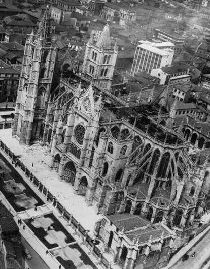 Vista aérea da Catedral de León, após o incêndio ocorrido em maio de 1966.