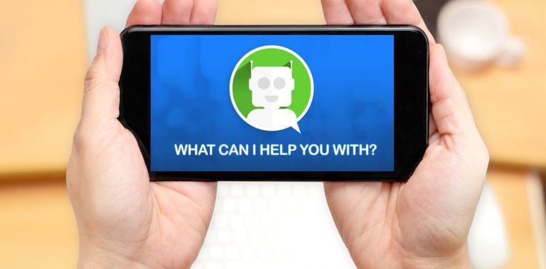 Agente virtual atendendo a um cliente através do smartphone.