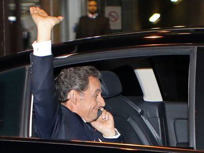Ex-presidente Sarkozy na saída de uma entrevista com a emissora France 2, no domingo, em Paris. / Remy de la Mauviniere (AP)