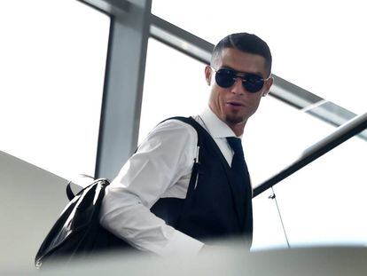 Cristiano Ronaldo, no aeroporto de Moscou, volta a Portugal com sua seleção.