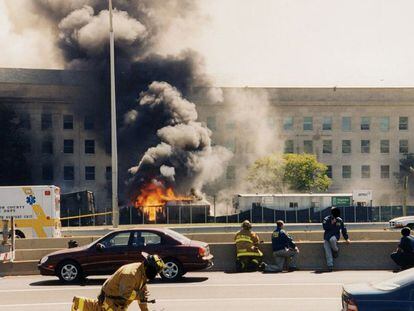 Uma coluna de fogo e fumaça sai da fachada do Pentágono após o impacto de um avião da American Airlines que fazia o voo 77, sequestrado por cinco terroristas sauditas em 11 de setembro de 2001.