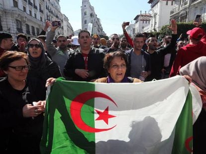 Manifestantes durante os protestos na sexta-feira contra Buteflika, em Argel.