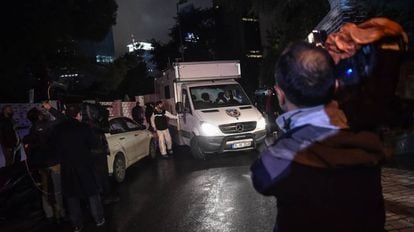 Peritos policiais turcos deixam o consulado da Arábia Saudita em Istambul, nesta quinta-feira