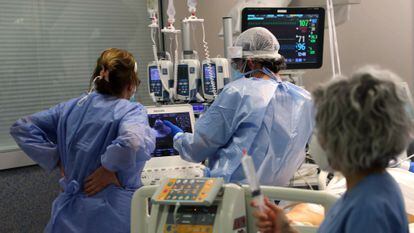 Profissionais do Hospital Universitário Central das Astúrias, em Oviedo (norte da Espanha), atendem a um paciente grave com covid-19, em 26 de fevereiro.