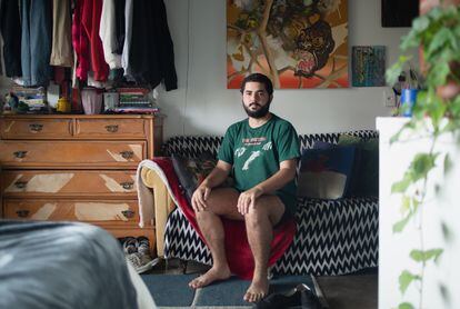 Pedro Lemes vive num apartamento de 27 metros quadrados no centro de São Paulo.