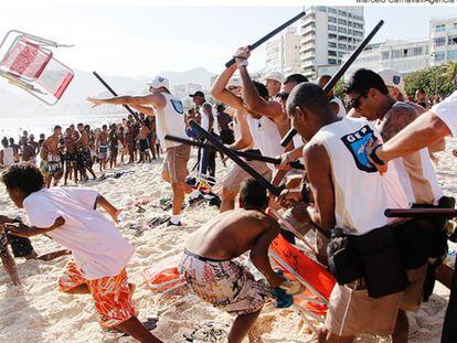 Policiais reprimem um 'arrastão' no Rio de Janeiro em 2013.