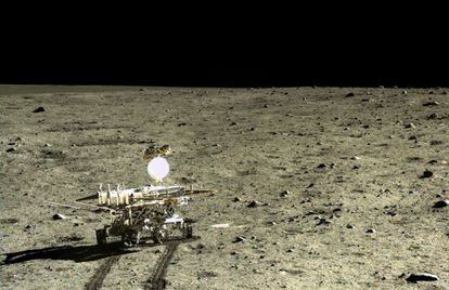 O veículo Yutu, fotografado a partir do módulo de descida, percorreu a superfície lunar durante 32 dias.