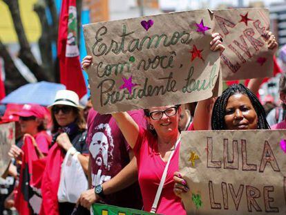 Apoiadores do ex-presidente Lula em Curitiba.