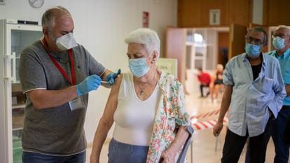 Um agente de saúde administra a terceira dose da vacina da Pfizer em um centro de Sevilha em 24 de novembro.