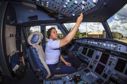 Militar Carla Borges pilotou pela primeira vez, há dois anos, um avião presidencial