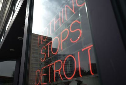 Um neon que diz: “Nada para Detroit”.