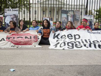 Manifestantes diante da Casa Branca para pedir o fim das deportações.