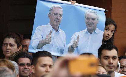 Cartaz de Álvaro Uribe e Iván Duque em um comício na localidade de Armenia (Colômbia), em junho de 2018.