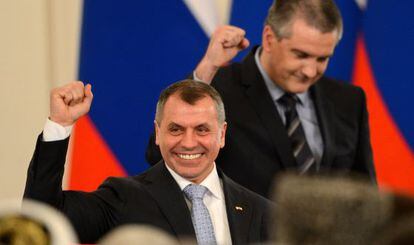 Axiónov, primeiro-ministro de Crimea, em primeiro termo, e o chefe do Legislativo, Konstantinov, nesta terça-feira em Moscú.