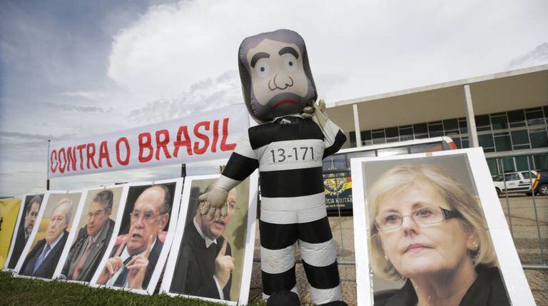 Protesto contra Lula em frente ao STF.