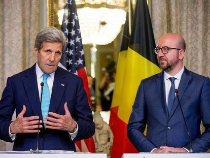 O primeiro-ministro belga, Charles Michel junto a John Kerry.