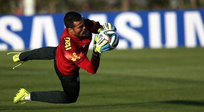 O goleiro Julio César durante um treinamento.