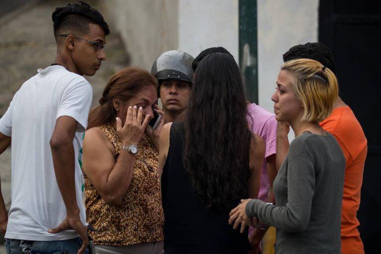 A mãe do ex líder estudantil Lorent Saleh espera a saída de seu filho do Sebin