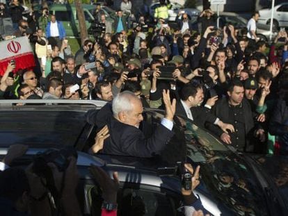 O chanceler do Irã, Mohammad Javad Zarif, é aclamado no retorno a Teerã.