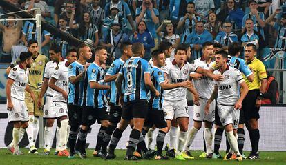 Discussão entre jogadores do Lanús e do Grêmio no jogo de ida.