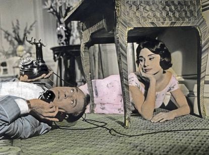 Se tem uma coisa que o confinamento propicia, além das múltiplas oportunidades para discutir com quem convivemos, é tempo para pensar e valorizar aquilo que tivemos no passado. Na imagem, Gary Cooper e Audrey Hepburn no filme ‘Um Amor na Tarde (1957).