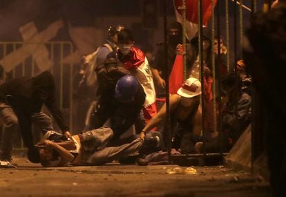 Um manifestante ferido durante a repressão dos protestos em Lima contra o Governo de Manuel Merino.